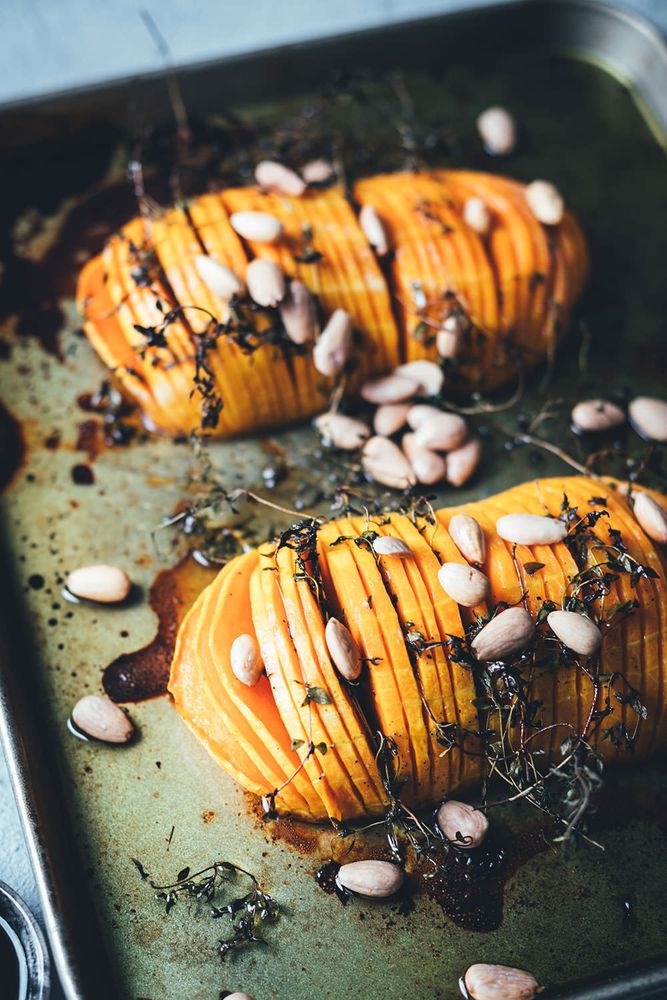 Rezeptbild: Hasselback Butternut Kürbis mit Honig und Mandeln