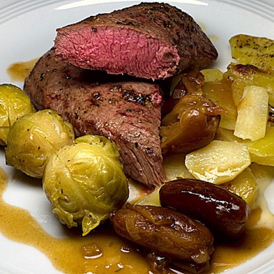 Rezeptbild: Kurzgebratenes vom Lamm mit kandierten Datteln