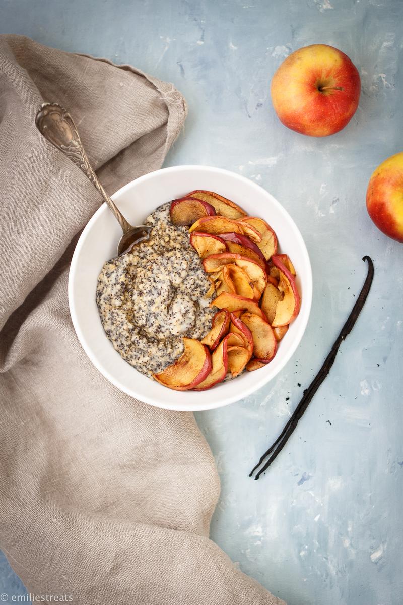 Rezeptbild: Mohn-Porridge mit gebratenen Apfelscheiben