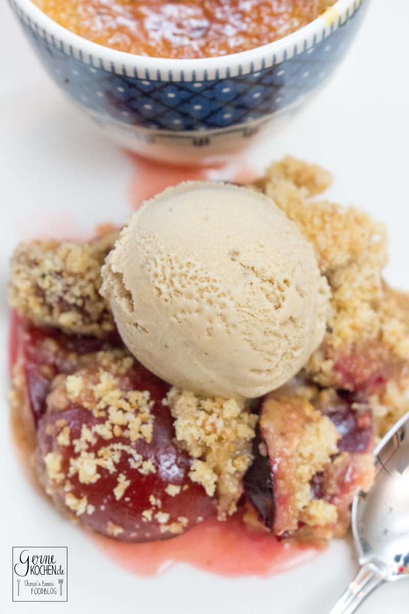 Rezeptbild: Maronen-Honig-Eiscreme mit Zwetschgencrumble