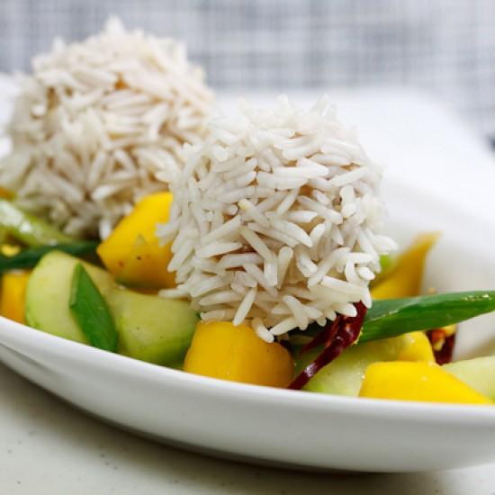 Rezeptbild: Hühnchen-Reisbällchen auf Gurken-Mangosalat