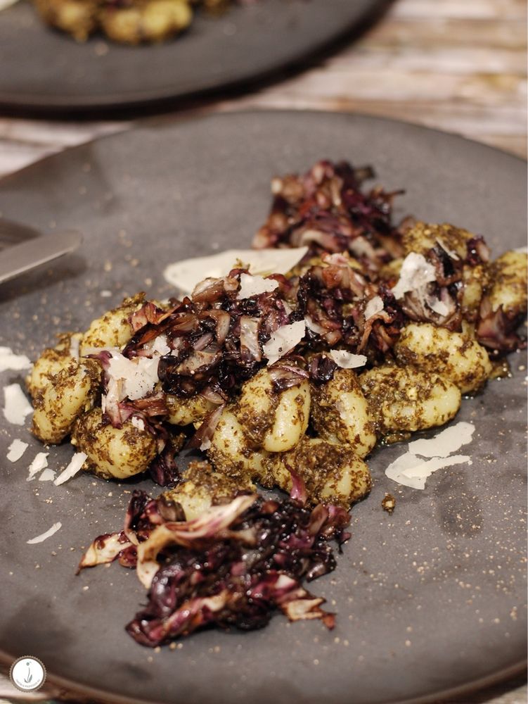 Rezeptbild: Gnocchi mit Grünkohlpesto & gebratener Radicchio in Balsamicoessig