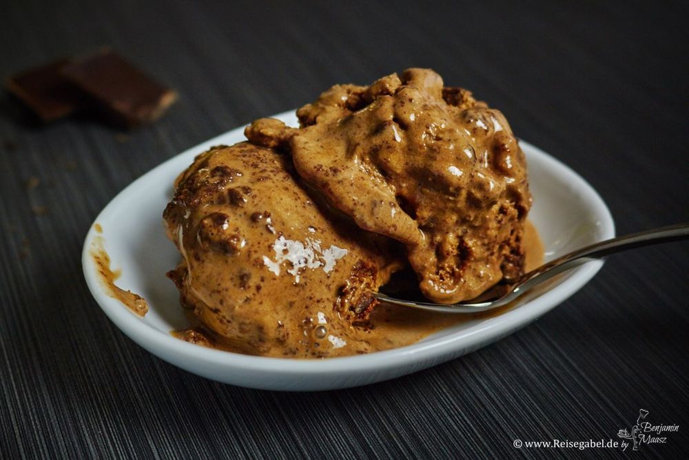 Rezeptbild: Schokoladeneis mit Browniestückchen