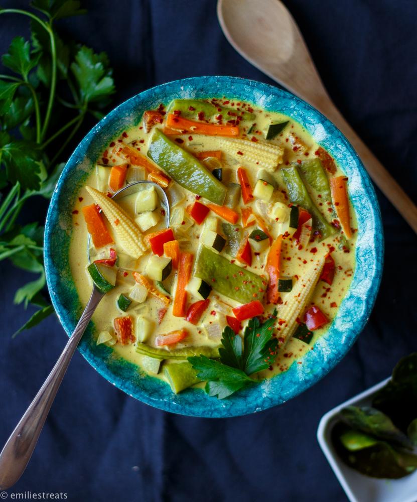 Rezeptbild: Buntes Weißwein-Curry mit frischen Limettenblättern