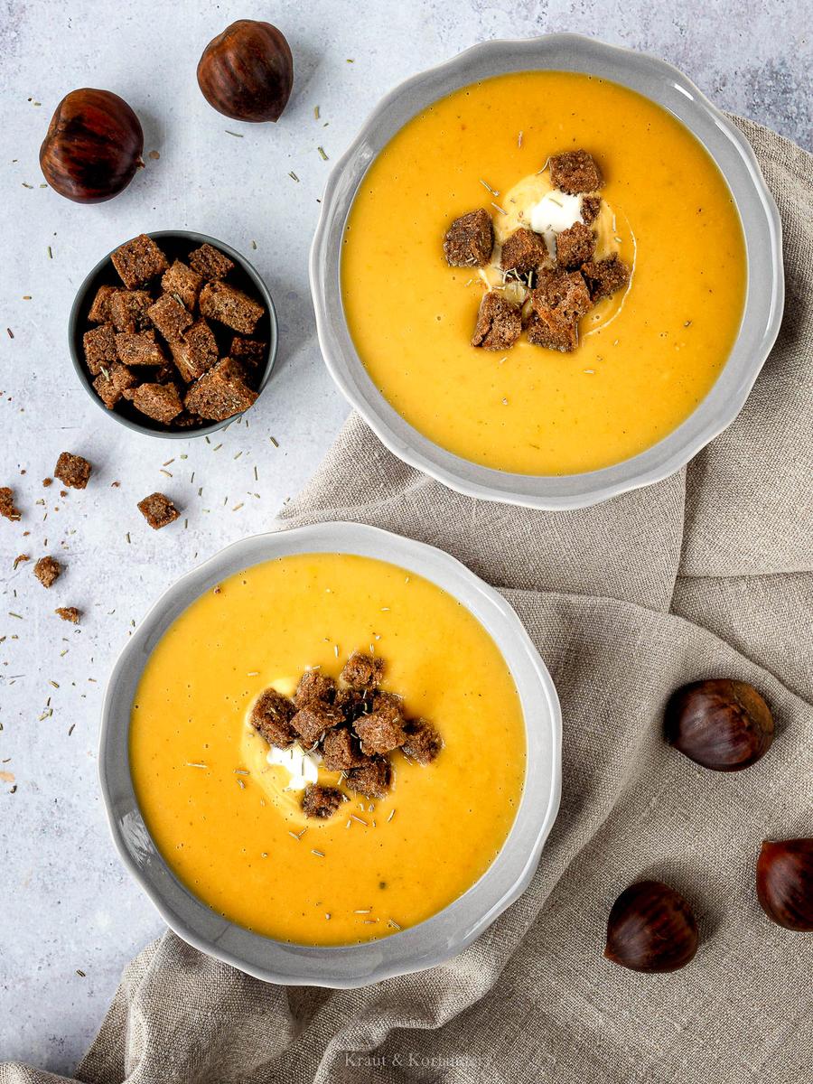 Rezeptbild: Cremige Maroni-Karotten-Suppe mit Rosmarin-Croutons