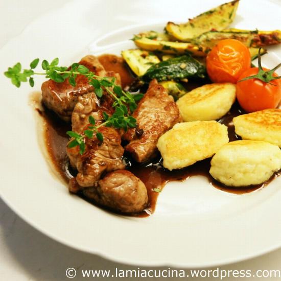 Rezeptbild: Ricotta Gnocchi und Kalbswürfel an Thymiansauce