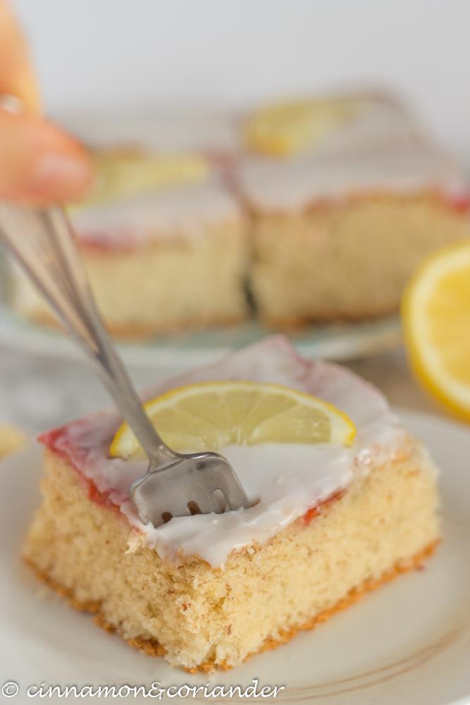 Rezeptbild: Saftiger Eierlikörkuchen vom Blech mit Zitronenguss {gluten-frei}