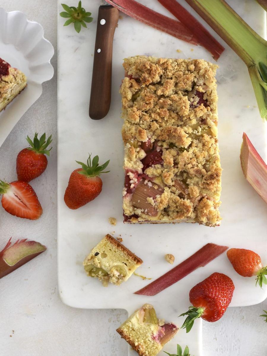 Rezeptbild: RHABARBER-ERDBEER-STREUSELKUCHEN