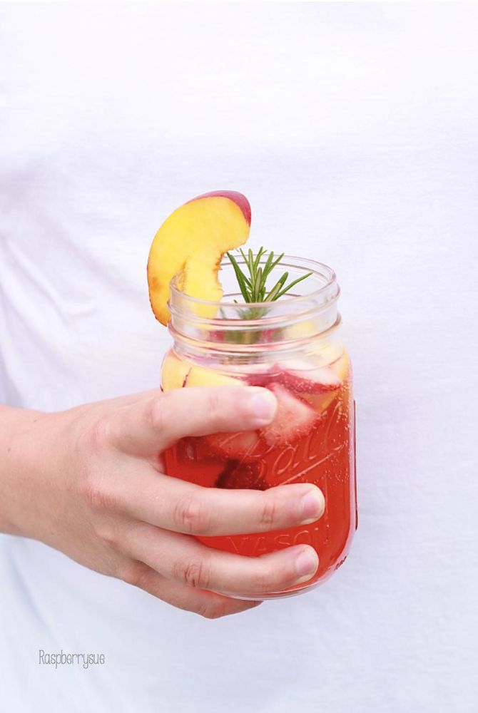 Rezeptbild: Spritzige Beeren-Bowle