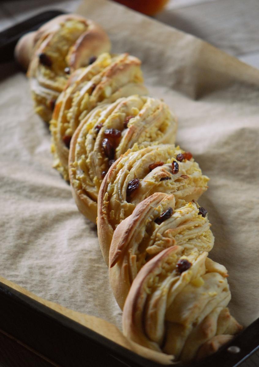 Rezeptbild: Apfelstrudel-Striezel (mit Marzipan & Rosinen)