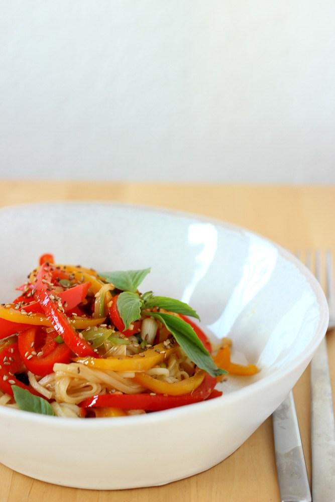 Rezeptbild: Udon-Nudelpfanne mit Paprika und Sesam