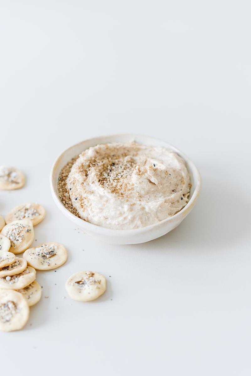 Rezeptbild: Dattel-Feta-Dip mit Joghurt, Tahin und Sesam