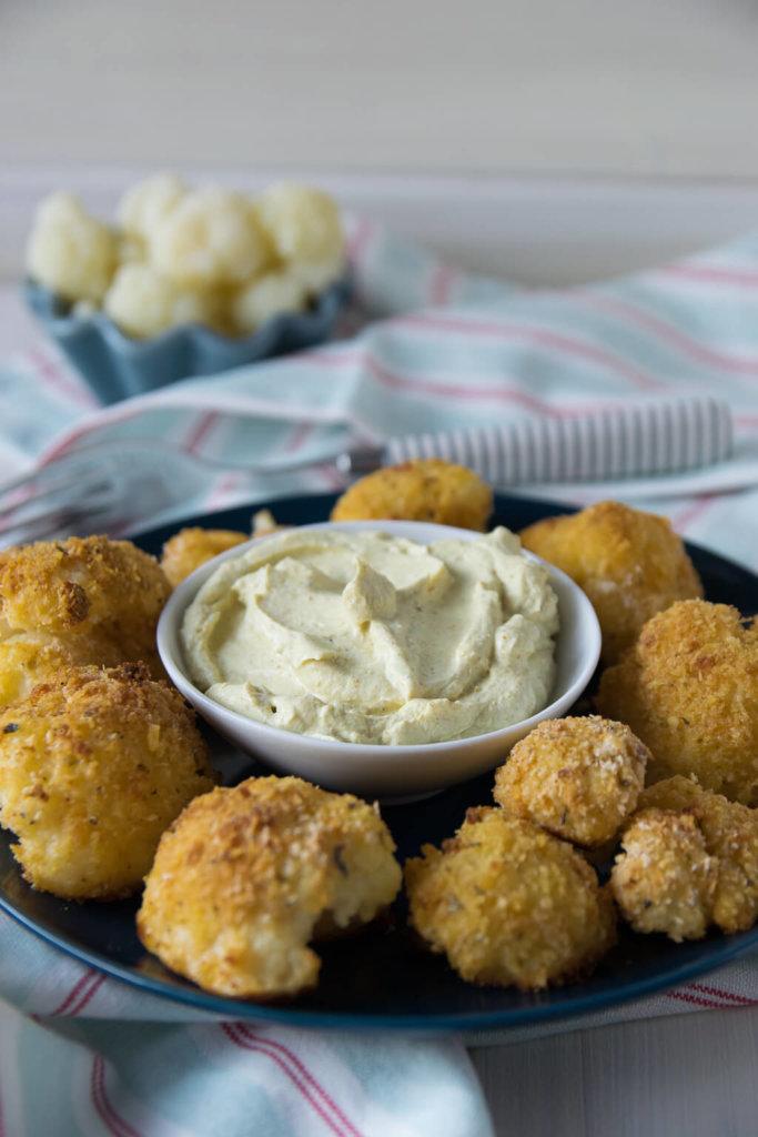 Rezeptbild: Knusprig gebackener Blumenkohl aus dem Backofen mit Currydip