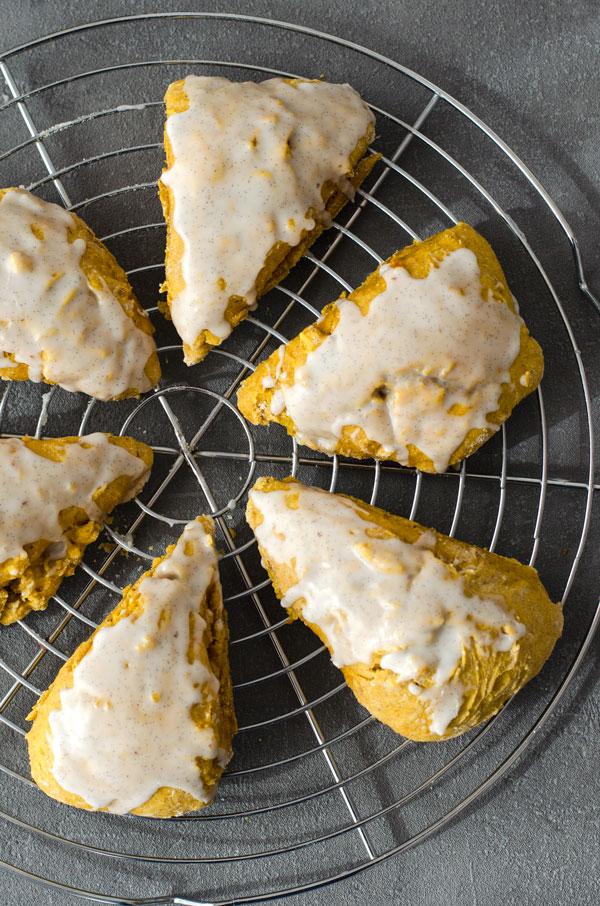 Rezeptbild: Pumpkin-Scones mit Vanilleglasur