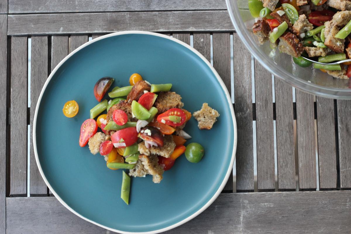 Rezeptbild: Brotsalat mit Tomaten und Buschbohnen