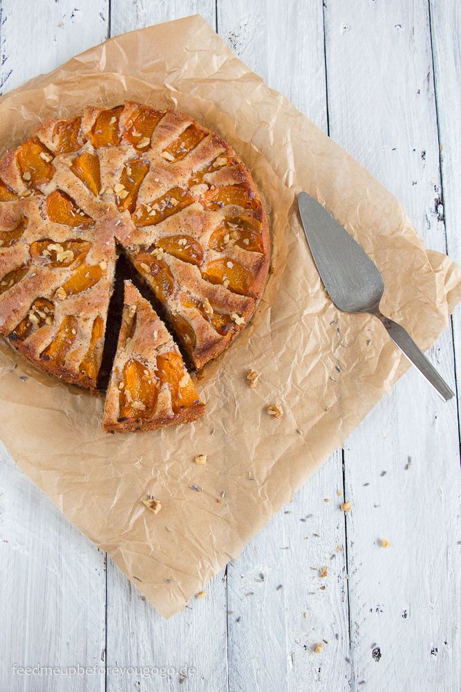 Rezeptbild: Aprikosen-Lavendel-Kuchen mit Walnüssen
