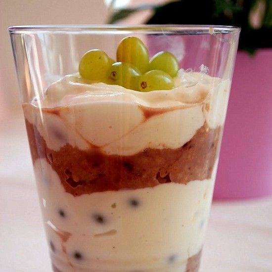 Rezeptbild: Topfencreme mit Weintrauben auf Kuchenresten