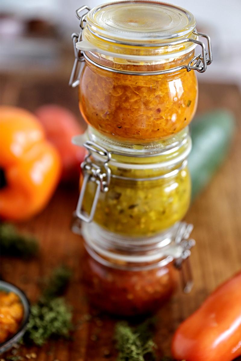 Rezeptbild: DREIERLEI RELISH VON GURKE, TOMATE UND PAPRIKA
