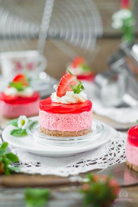 Rezeptbild: Erdbeersahnetörtchen auf Krümel-Keksboden