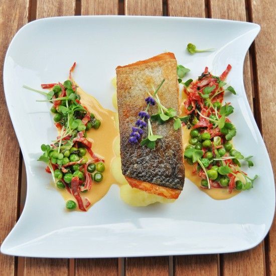 Rezeptbild: Bio-Lachsfilet mit Chorizo-Erbsen-Sauce und Kartoffelpüree