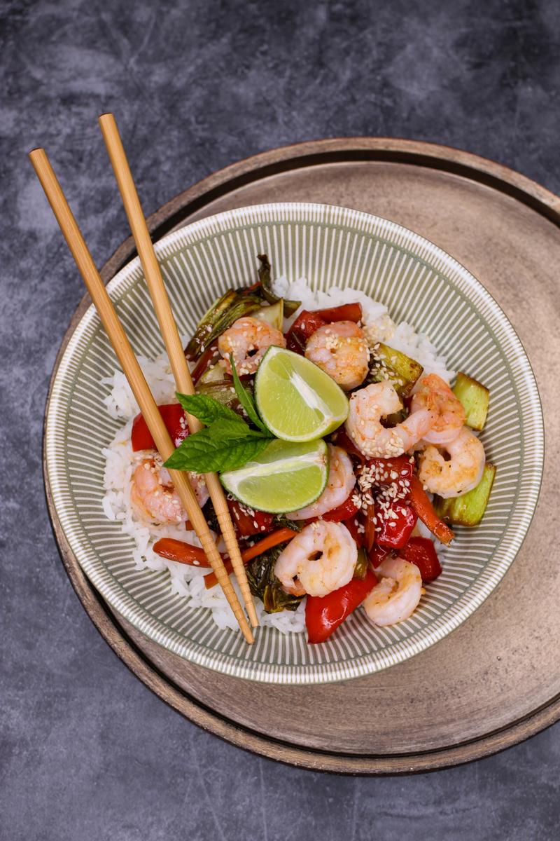 Rezeptbild: Limetten-Reis mit Garnelen und Teriyaki Gemüse