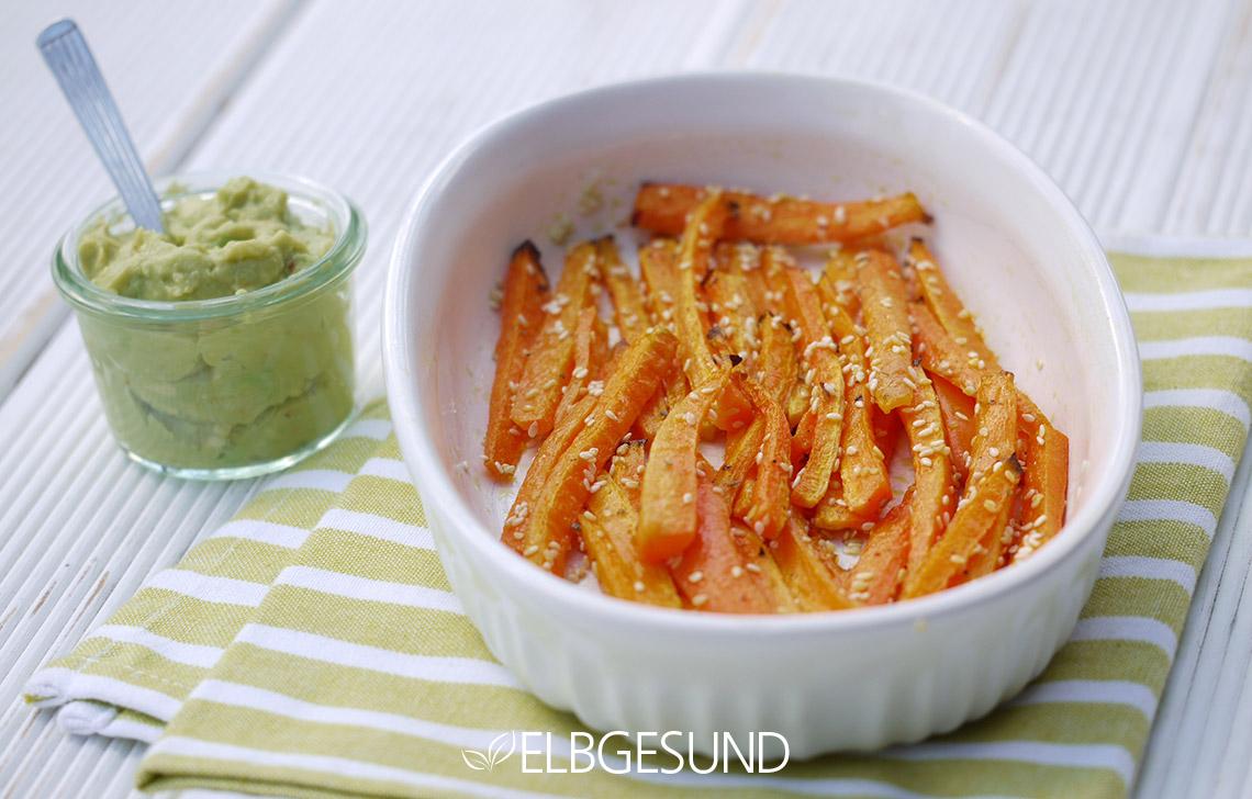 Rezeptbild: Gesunde Pommes aus Sesam-Möhren mit Avocado-Dip