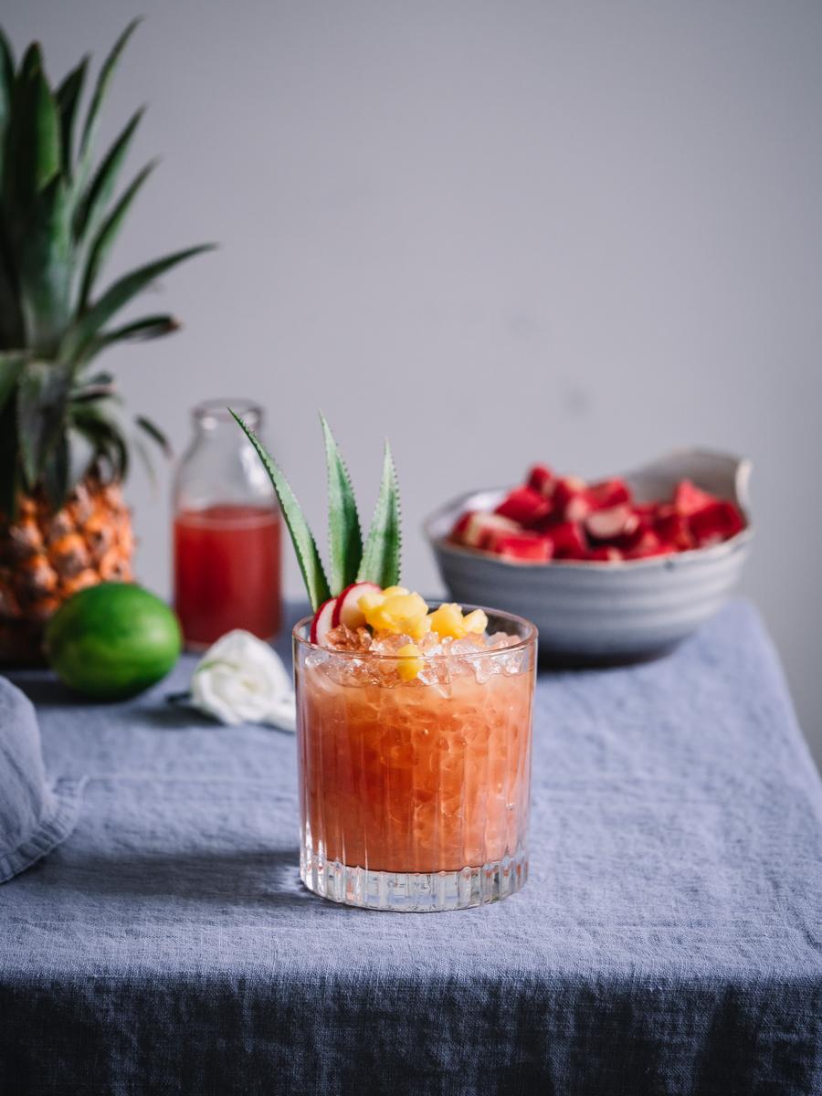 Rezeptbild: Tropischer Rhabarbersirup & Rum Cocktail