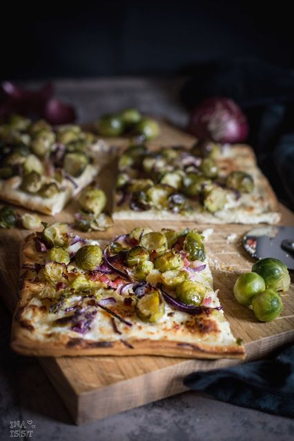 Rezeptbild: Rosenkohlpizza mit Parmesan und Schinken