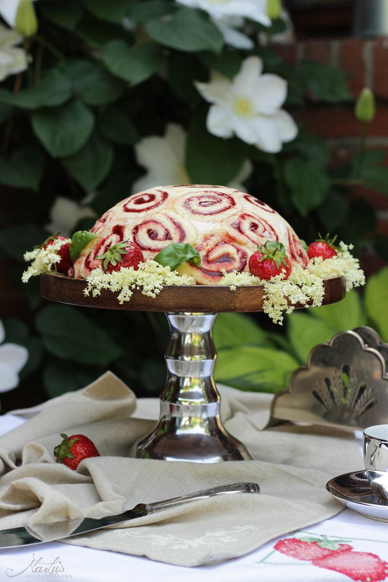 Rezeptbild: Erdbeere-Holunderblüte-Basilikum Charlotte