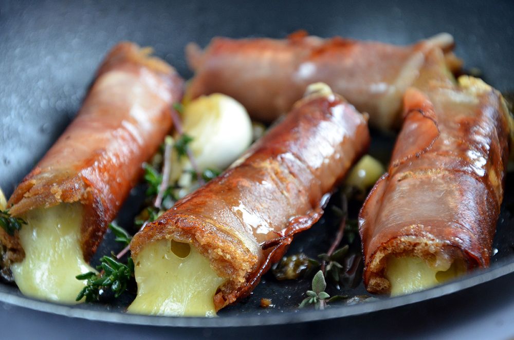Rezeptbild: Gebratenes Käsesandwich in knusprigem Schinkenmantel