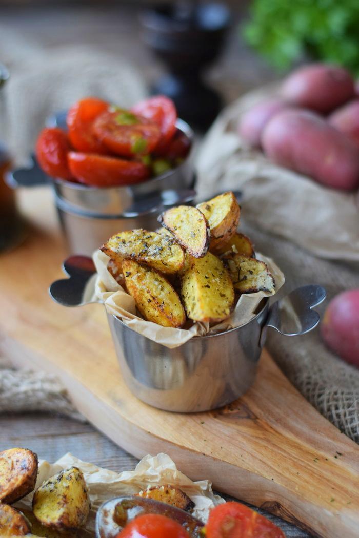 Rezeptbild: Roasted Parmesan Kartoffeln mit karamellisierten Tomaten