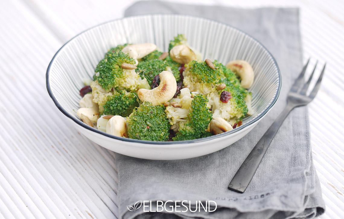 Rezeptbild: Brokkoli-Mania – köstlicher wärmender Salat mit Cashews und Cranberrys