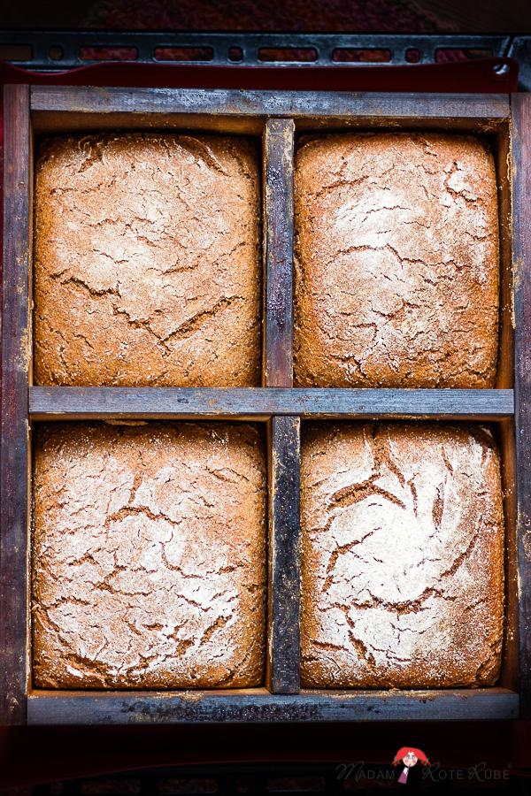 Rezeptbild: Westricher Wackersteine - reines Roggenvollkornbrot im Holzbackrahmen