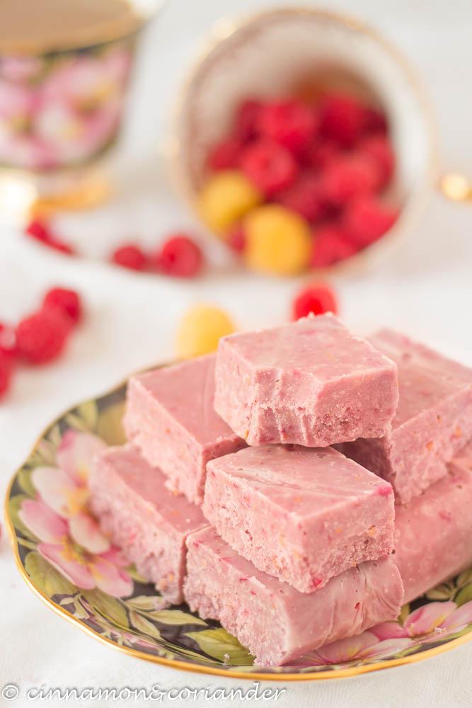 Rezeptbild: Veganes Himbeer Kokos Fudge ( Zuckerfrei)