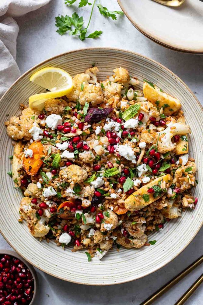 Rezeptbild: Orientalischer Farro Salat mit Röstgemüse