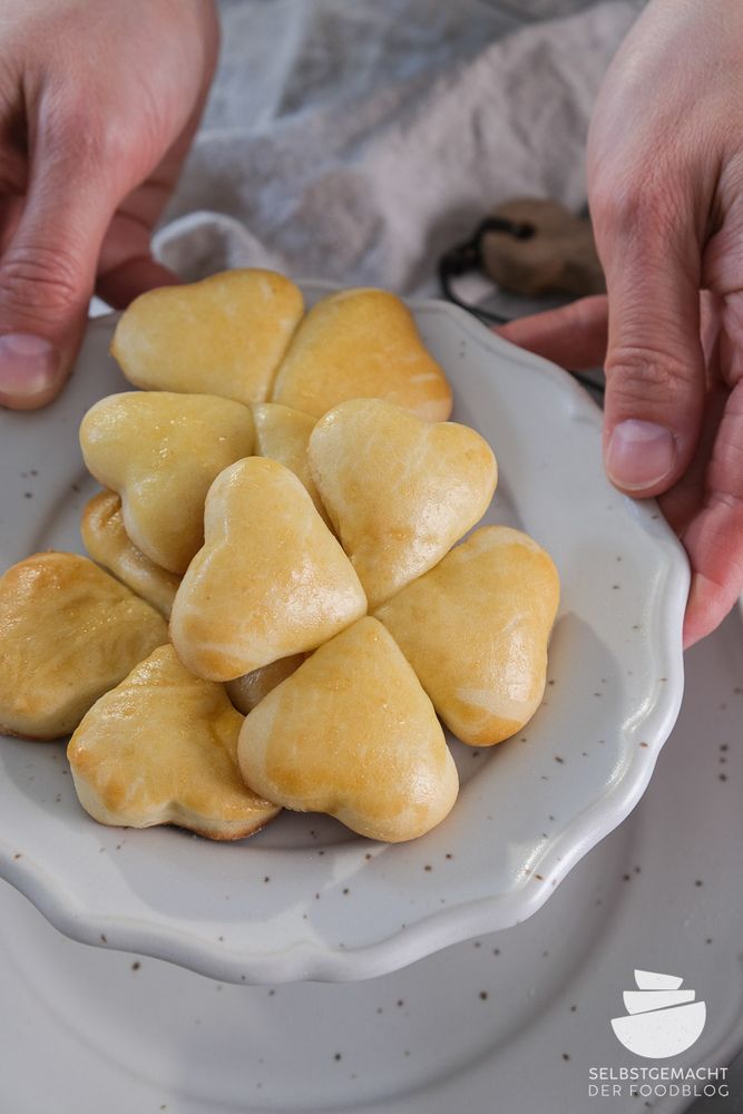 Rezeptbild: Glücks-Herzen aus Hefeteig backen