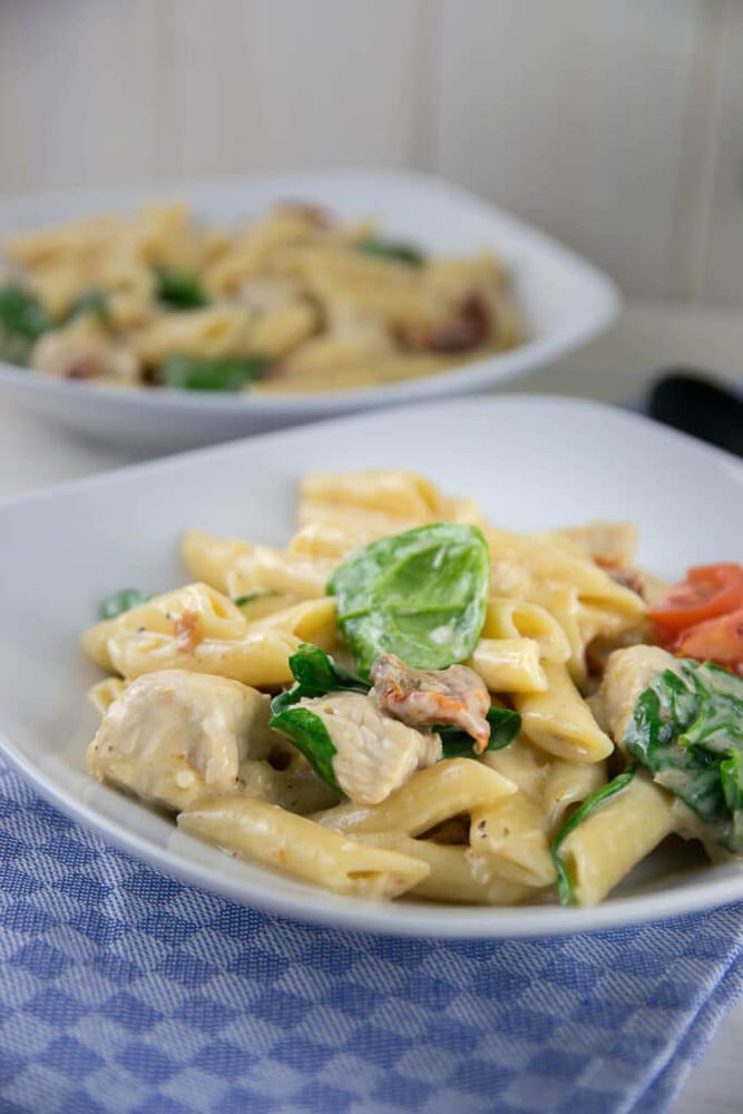 Rezeptbild: Chicken Pasta Alfredo mit Spinat und getrockneten Tomaten