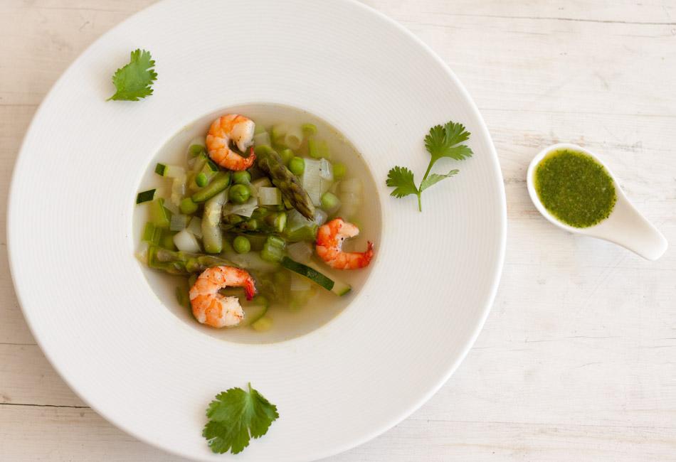 Rezeptbild: Grüne Gemüsesuppe mit Garnelen und Mojo verde