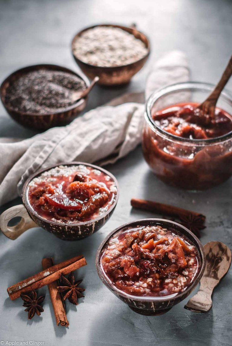 Rezeptbild: Herbstlicher Chai-Porridge mit Zwetschgenkompott
