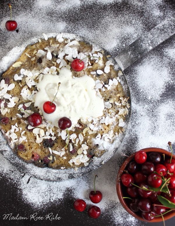 Rezeptbild: Amaretto-Kirsch-Clafoutis mit Vanillesahne