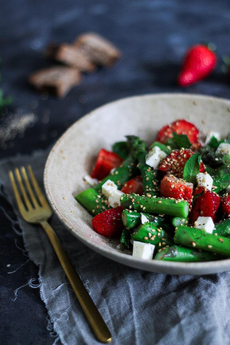 Rezeptbild: Frühlingssalat mir grünem Spargel und Erdbeeren