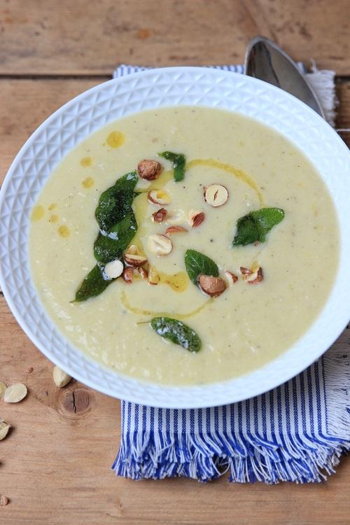 Rezeptbild: Sellerie-Suppe mit Apfel und Lauch
