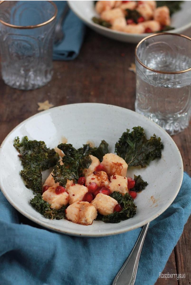 Rezeptbild: Süßkartoffel-Ricotta-Gnocchi mit Grünkohlchips und Granatapfelkernen