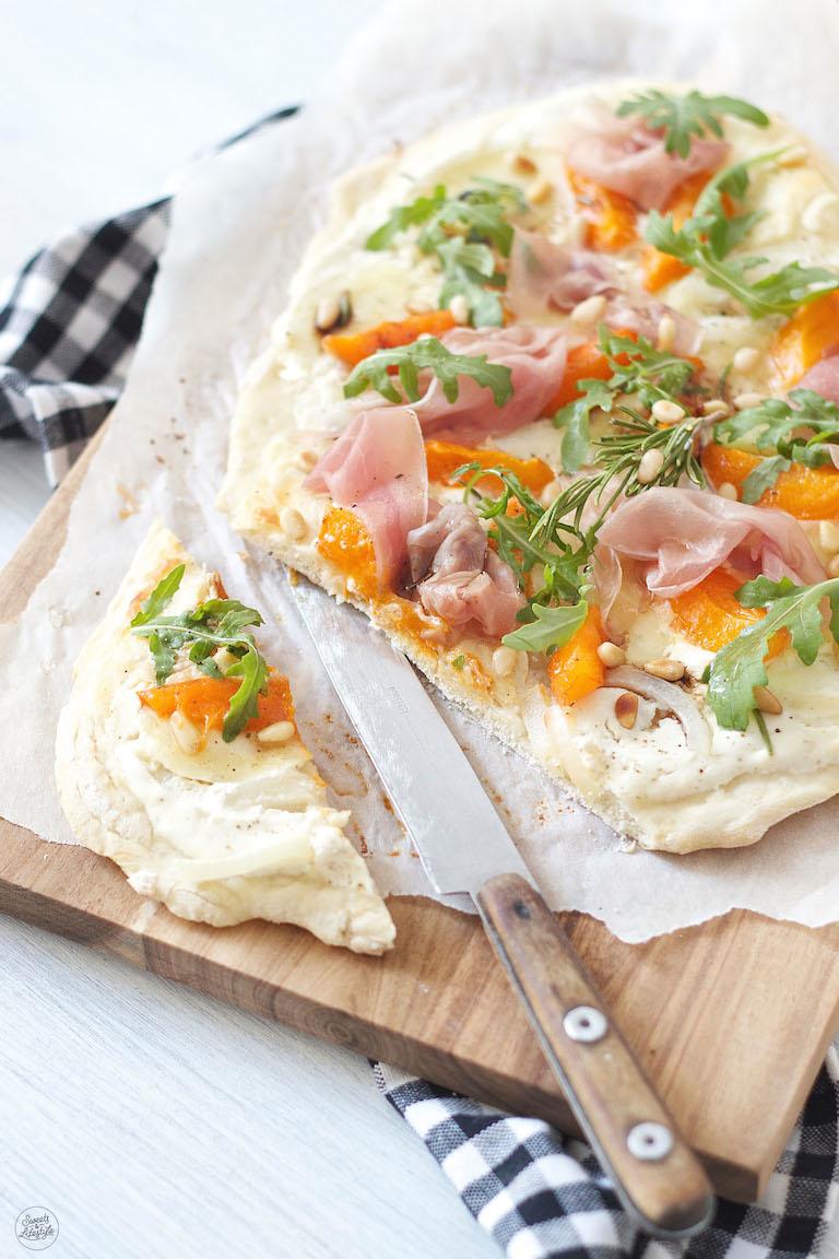 Rezeptbild: Marillen Flammkuchen mit Mozzarella, Prosciutto und Rucola