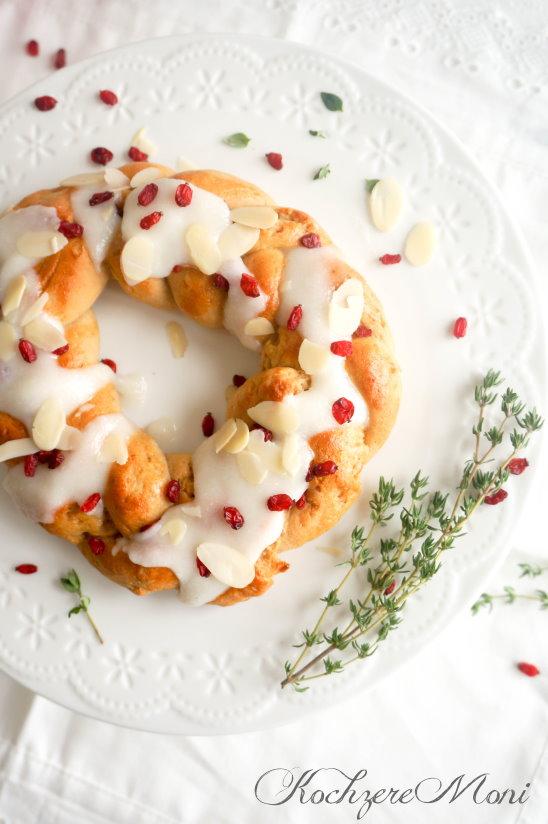 Rezeptbild: Kokos Hefekränze mit getrockneten Johannisbeeren