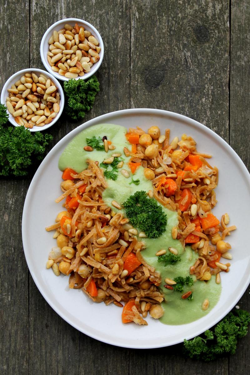 Rezeptbild: Gebratene Nudeln mit Kichererbsen und Karotten in Avocado-Kokos-Ingwer-Sauce