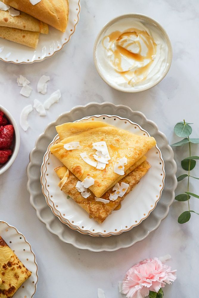 Rezeptbild: Crêpes / mit Kokoschips, Joghurt & Waldhonig