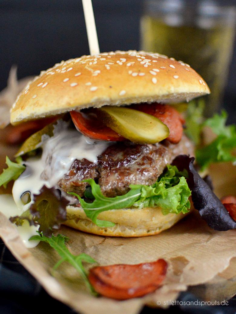 Rezeptbild: Kochkäs-Burger mit Paprikawurst-Chips und erfrischendem Gurkensalat