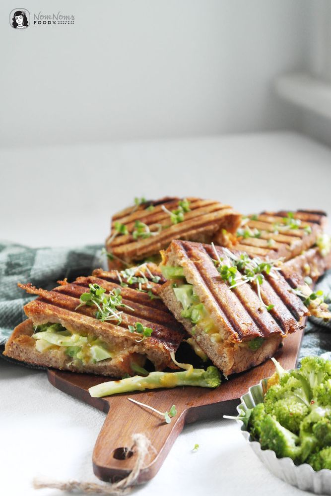 Rezeptbild: Brokkoli Grilled Cheese Sandwich mit extra viel Cheddar und Gouda Käse