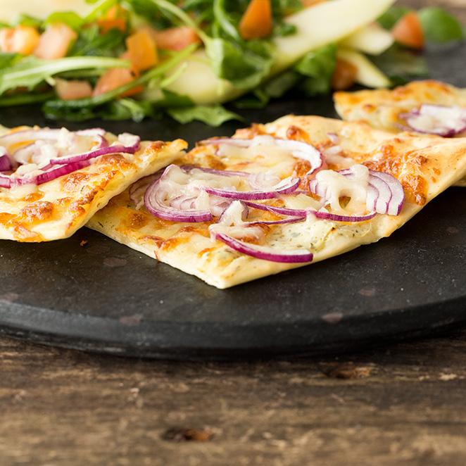 Rezeptbild: Flammkuchen mit karamellisierter Birne